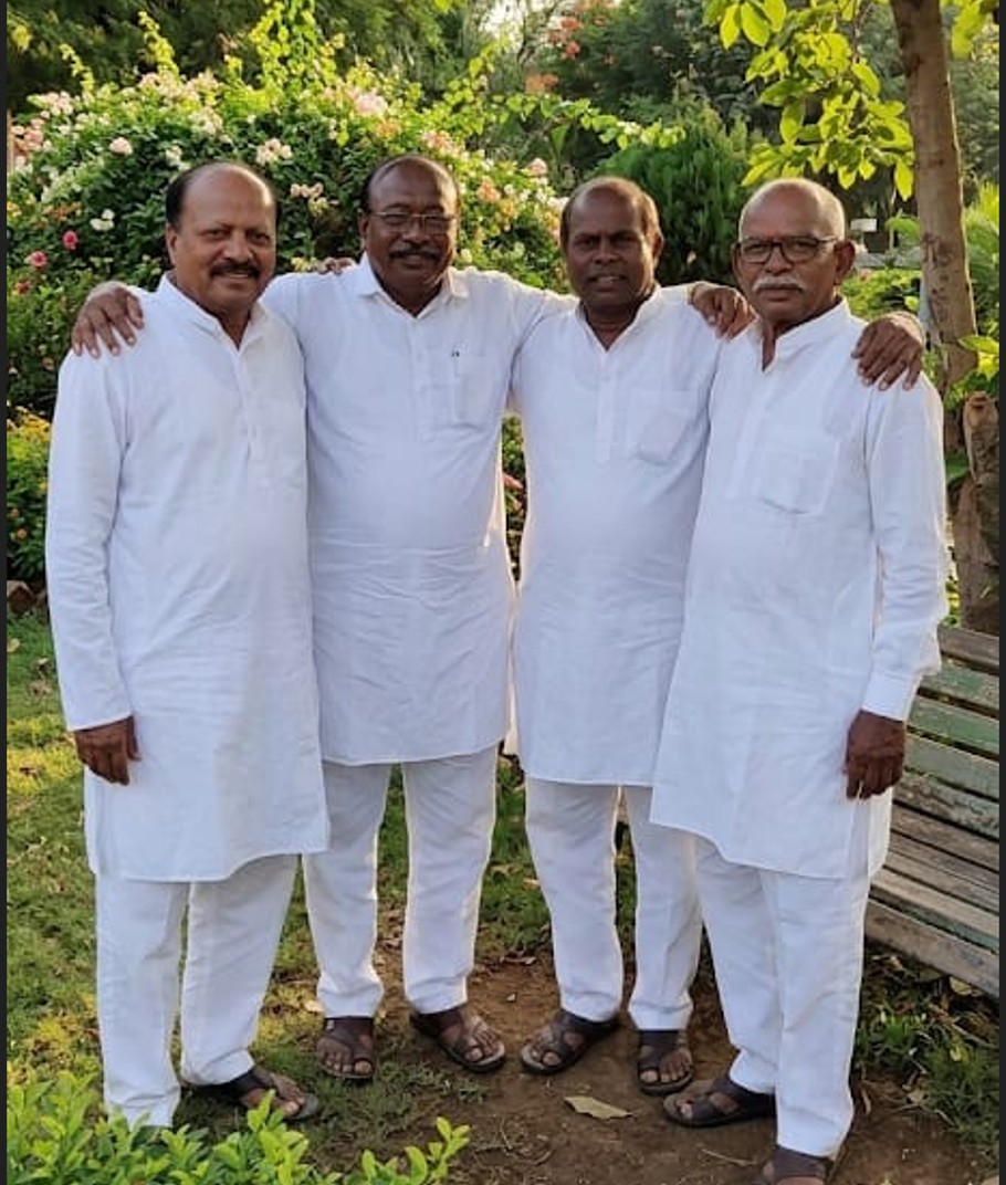 महाविद्यालयीन चौकडी – शिक्षण आणि लेबर स्कीमच्या काळातील भक्कम साथ: जीवनाचा अविस्मरणीय अध्याय.
